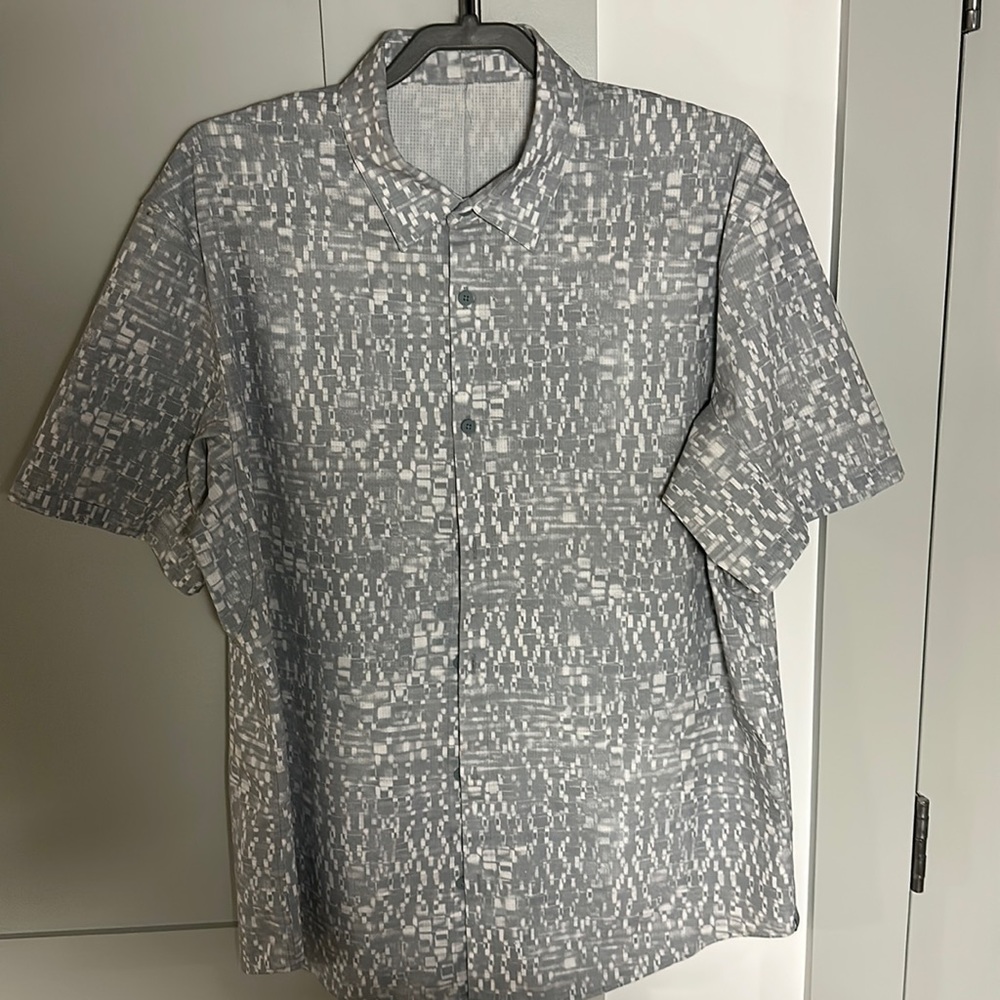 lululemon - Short Sleeve Button Down - L